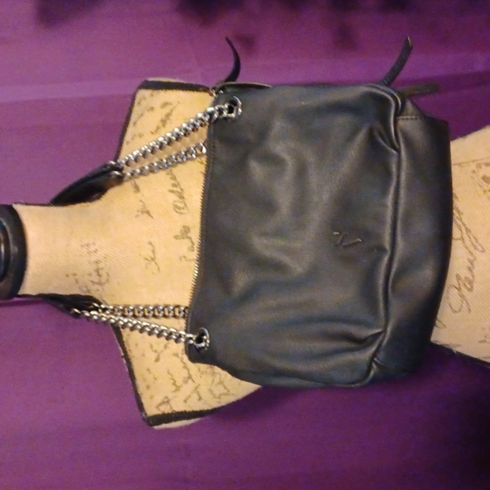Barely used VERA WANG BLACK BAG WITH LOTS OF POCKETS THAT ZIP ON TOP